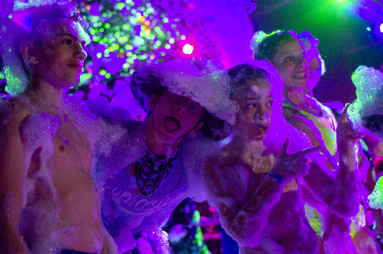 F�te mousse anim�e avec enfants et adultes au camping CAPFUN Fleur de Camargue � Saint-Laurent-d Aigouze (30).