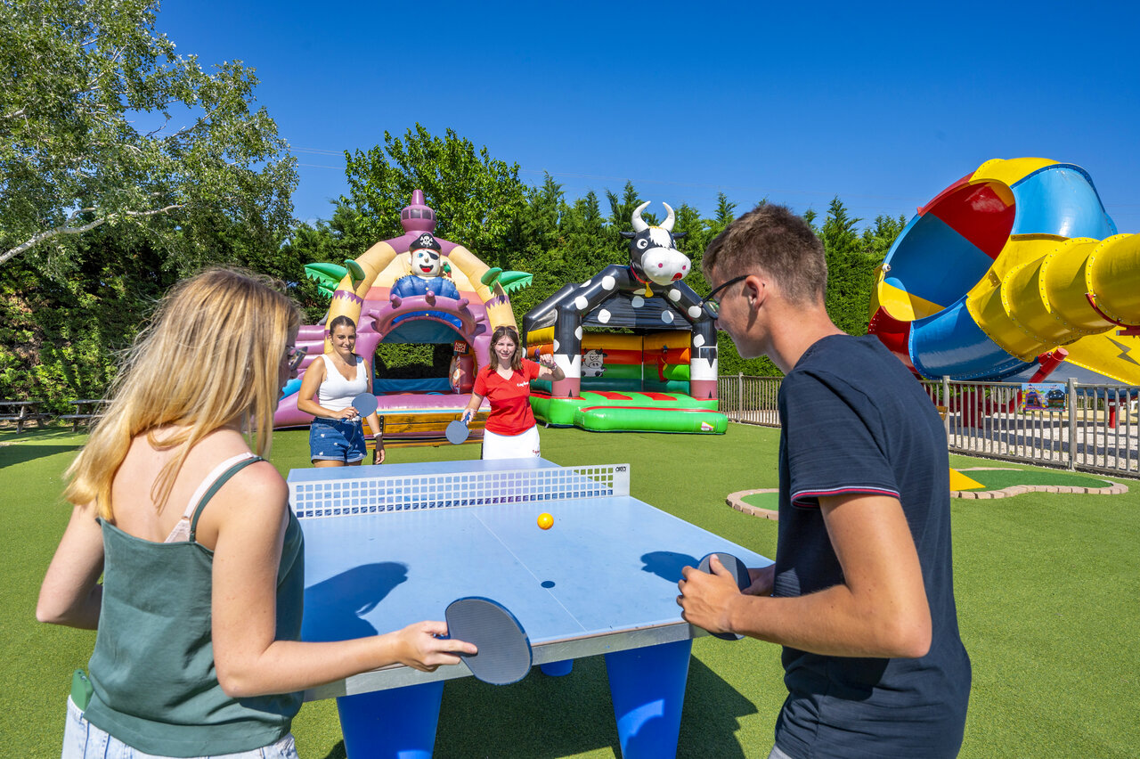 Ping-pong, ch�teaux gonflables et toboggan au camping CAPFUN Fleur de Camargue (30).