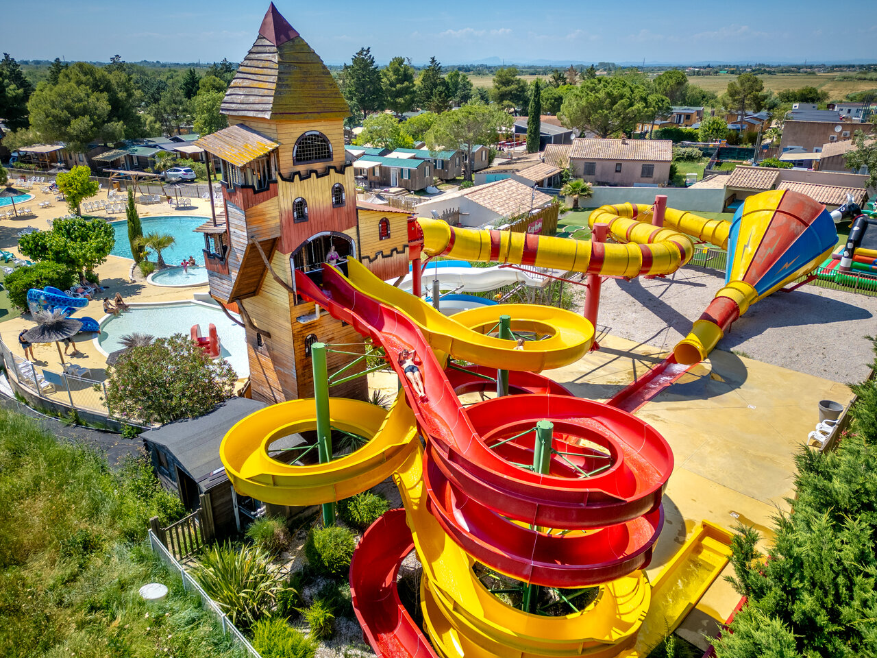 Toboggans aquatiques g�ants et tour ch�teau au camping CAPFUN Fleur de Camargue � Saint-Laurent-d Aigouze (30).
