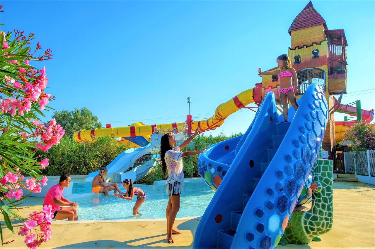 Parc aquatique avec toboggans et piscine au CAPFUN Fleur de Camargue (30).