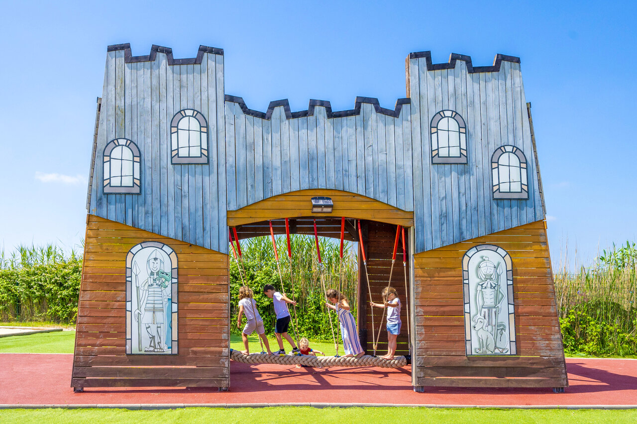 Aire de jeux ch�teau, enfants, au camping CAPFUN Fleur de Camargue � Saint-Laurent-d Aigouze.