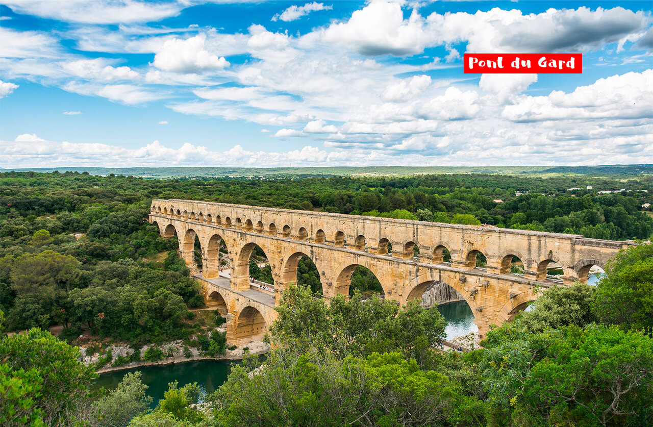 Pont du Gard, aqueduc romain historique pr�s de N�mes, � visiter en Occitanie.