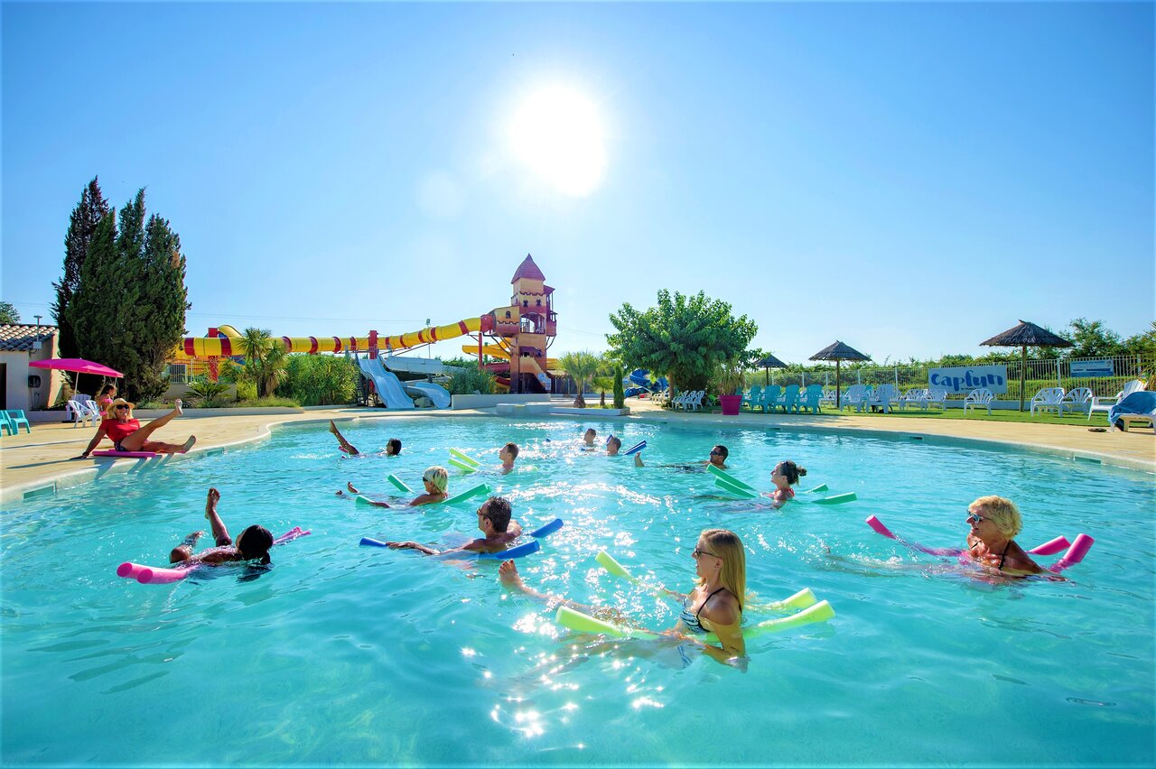 Aquagym en piscine, toboggans au camping CAPFUN Fleur de Camargue (30).