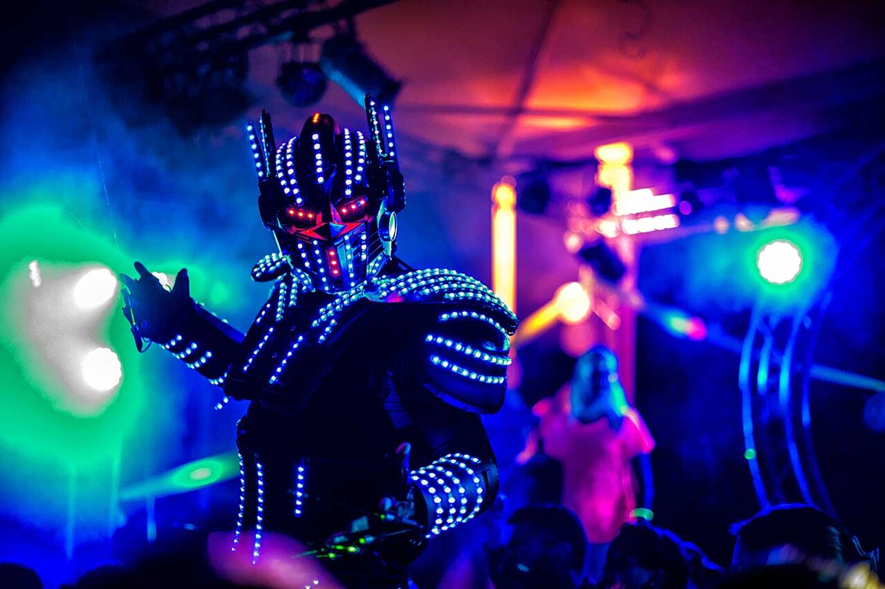 Robot lumineux, animation de soir�e au camping CAPFUN Fleur de Camargue � Saint-Laurent-d Aigouze.