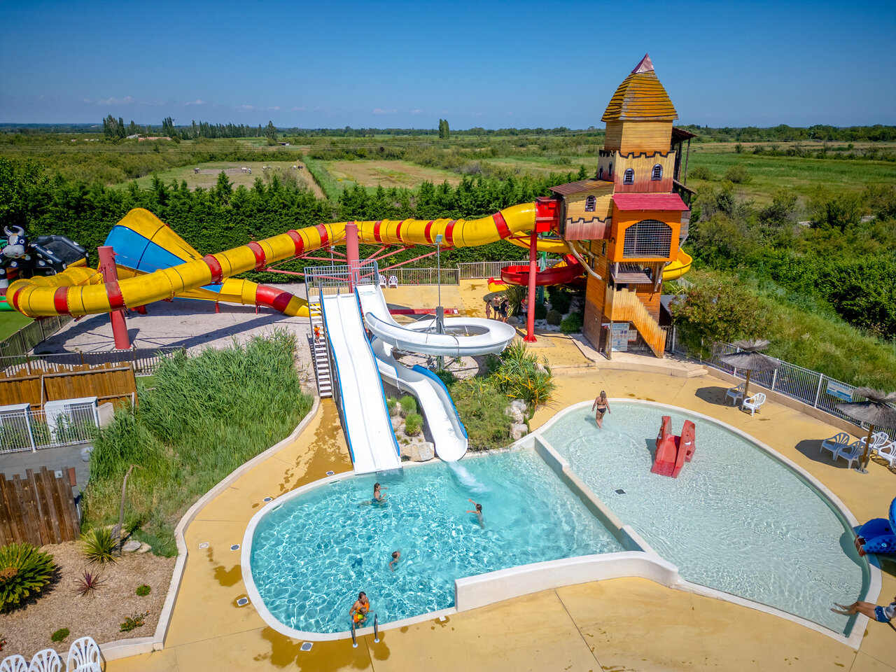 Toboggans aquatiques et piscines au camping CAPFUN Fleur de Camargue, Saint-Laurent-d Aigouze (30).