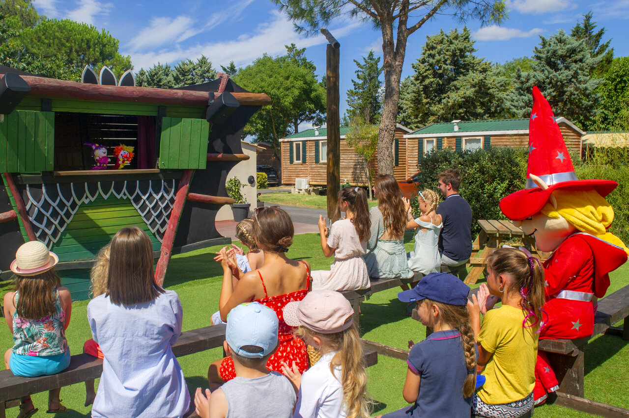 Spectacle de marionnettes et mascotte pour enfants au camping CAPFUN Fleur de Camargue.