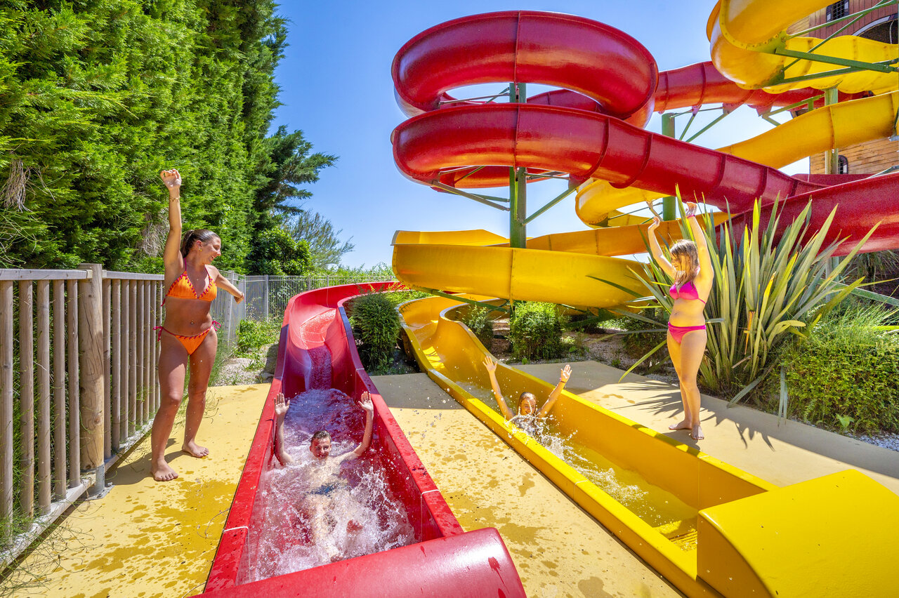 Toboggans aquatiques et vacanciers au camping CAPFUN Fleur de Camargue � Saint-Laurent-d Aigouze (30).