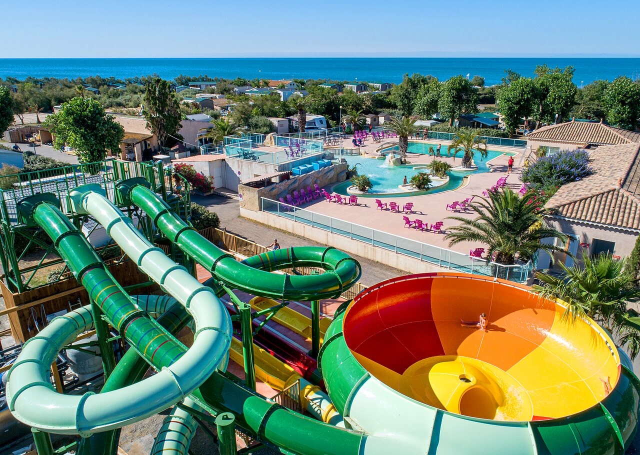 Toboggans aquatiques g�ants, piscine lagon au camping CAPFUN Flots Bleus � VIAS PLAGE (34).