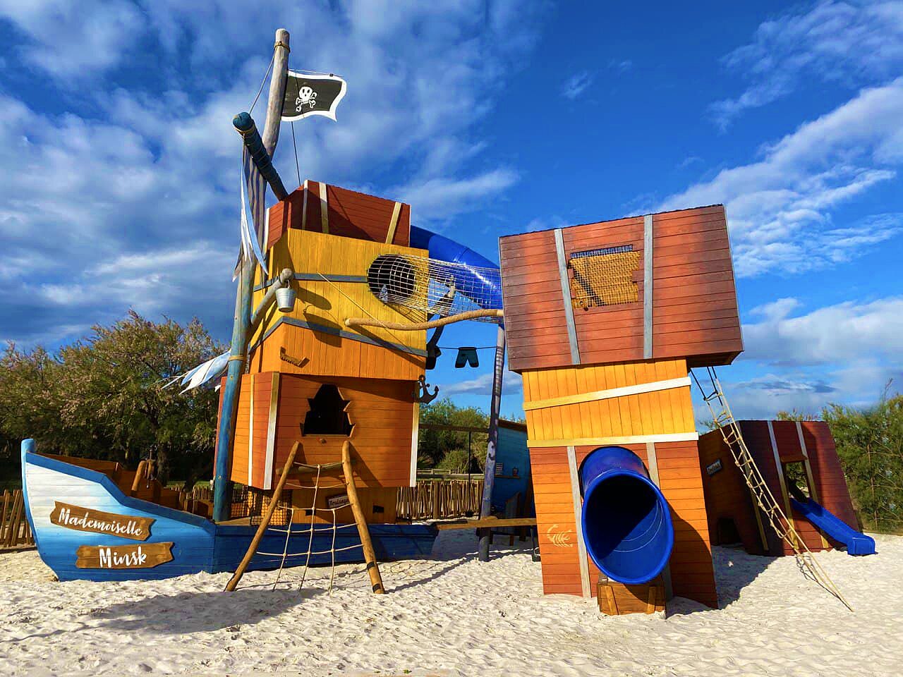 Aire de jeux pirate en bois, toboggan bleu au camping CAPFUN Flots Bleus � VIAS PLAGE (34).