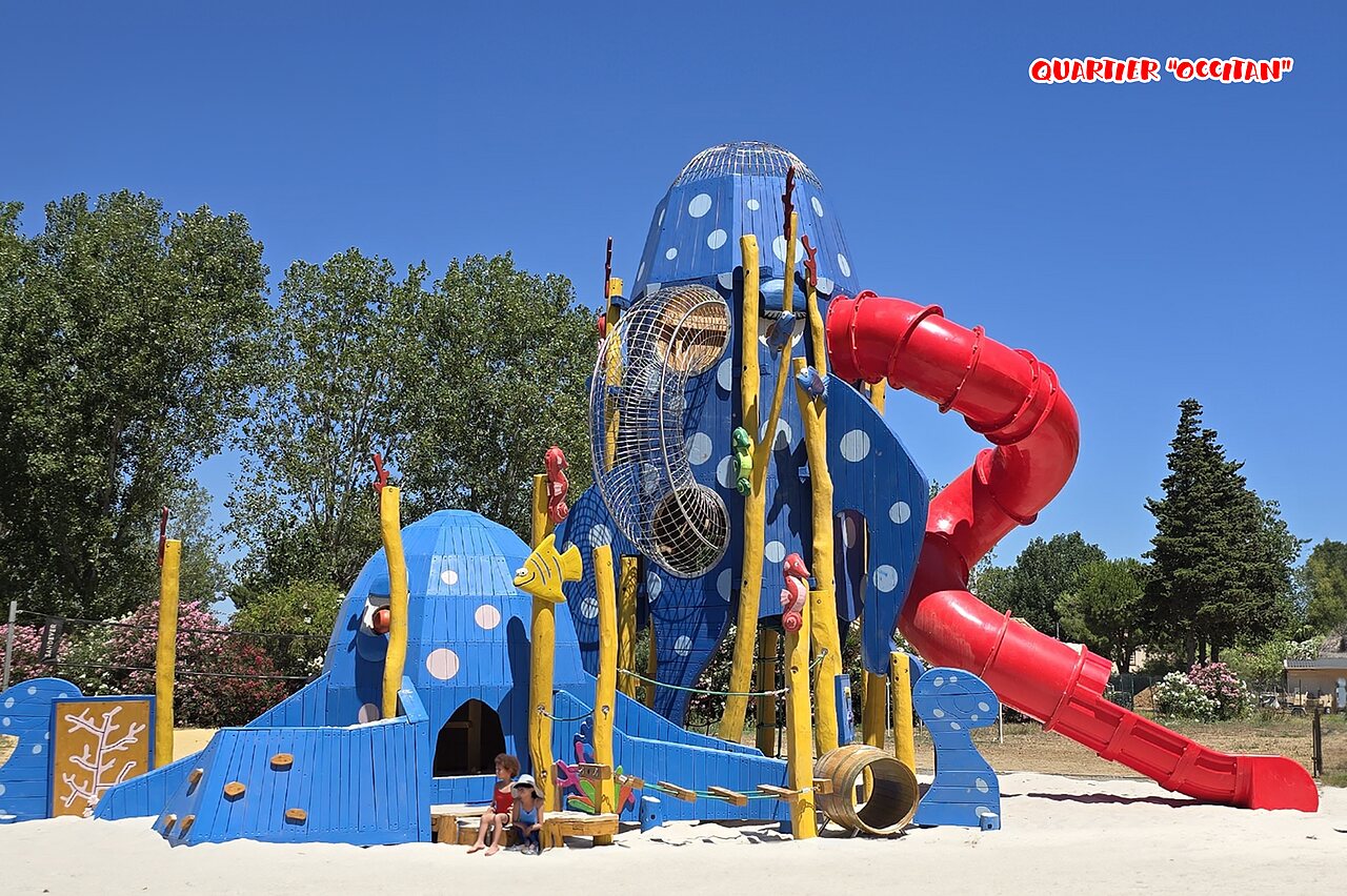 Toboggan g�ant et aire de jeux au camping CAPFUN Flots Bleus � VIAS PLAGE (34).