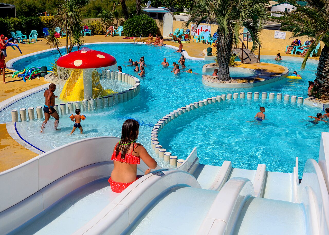 Piscine, toboggans et jeux aquatiques au camping CAPFUN Flots Bleus � VIAS PLAGE (34).