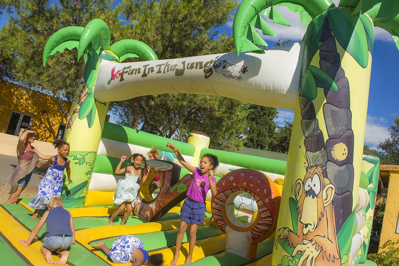 Enfants rient sur structure gonflable jungle CAPFUN Flots Bleus VIAS PLAGE (34).