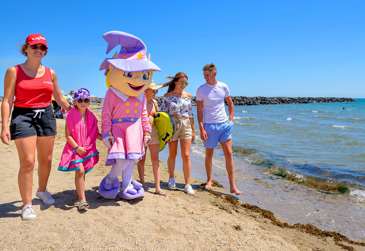 Mascotte et vacanciers sur la plage au camping CAPFUN Flots Bleus � VIAS PLAGE.