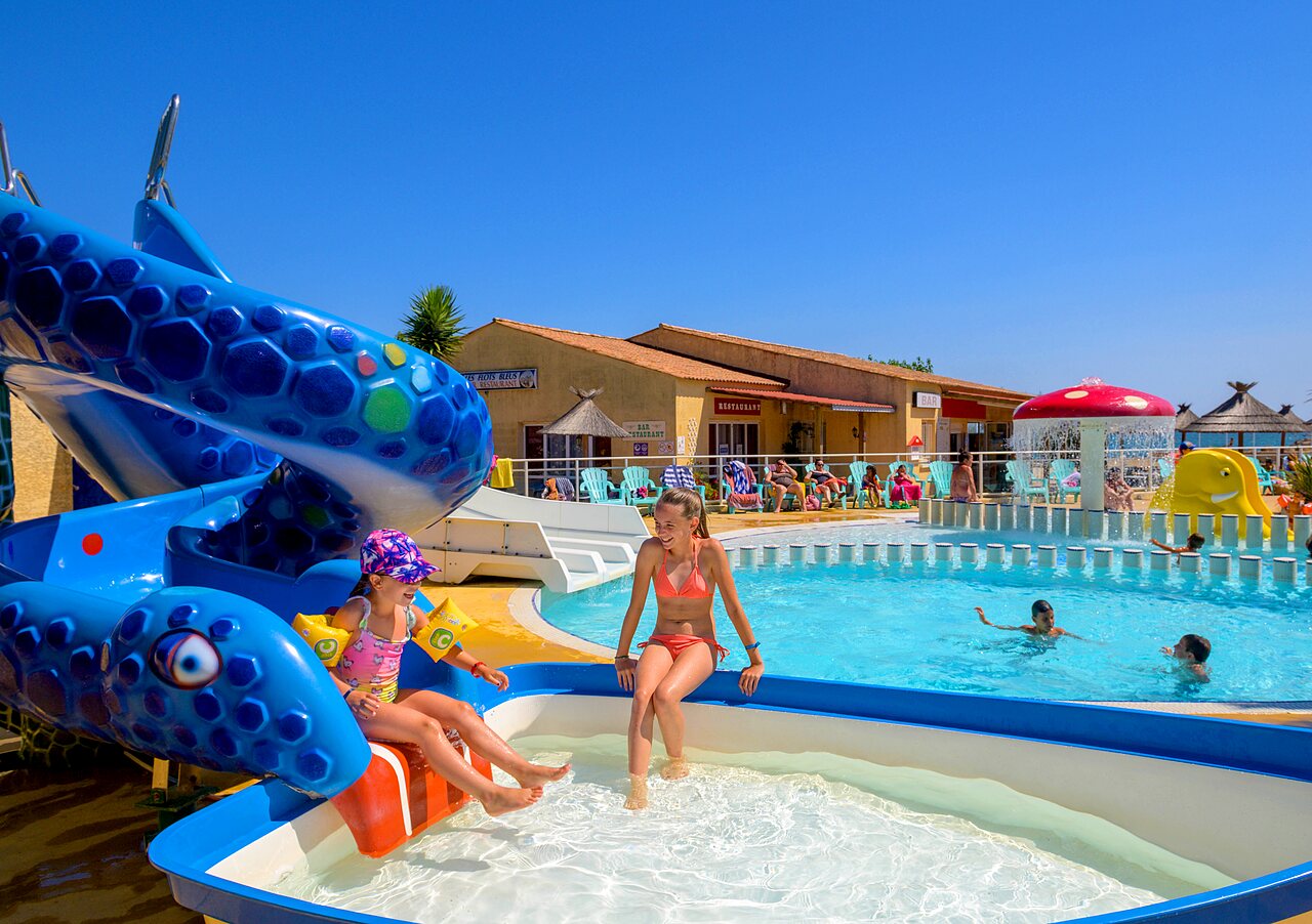 Grand toboggan aquatique, pataugeoire et piscine au camping CAPFUN Flots Bleus � VIAS PLAGE (34).