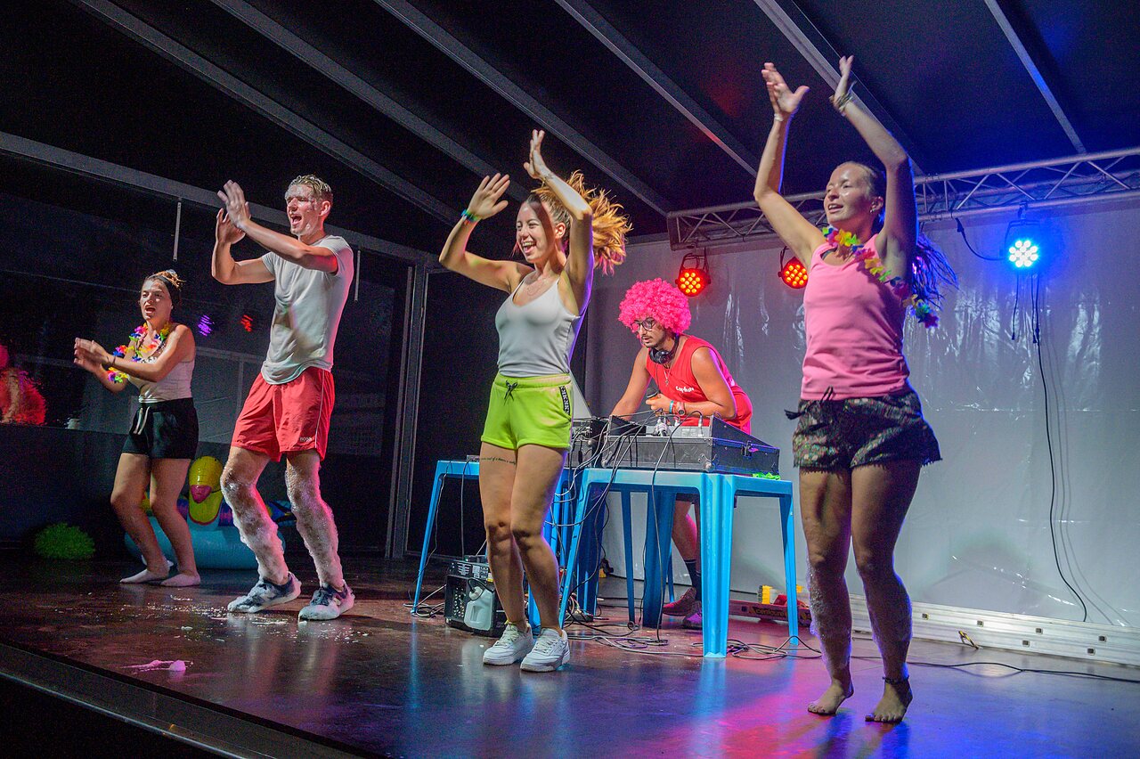 Animateurs dansant, soir�e mousse au camping CAPFUN Flots Bleus � VIAS PLAGE (34).