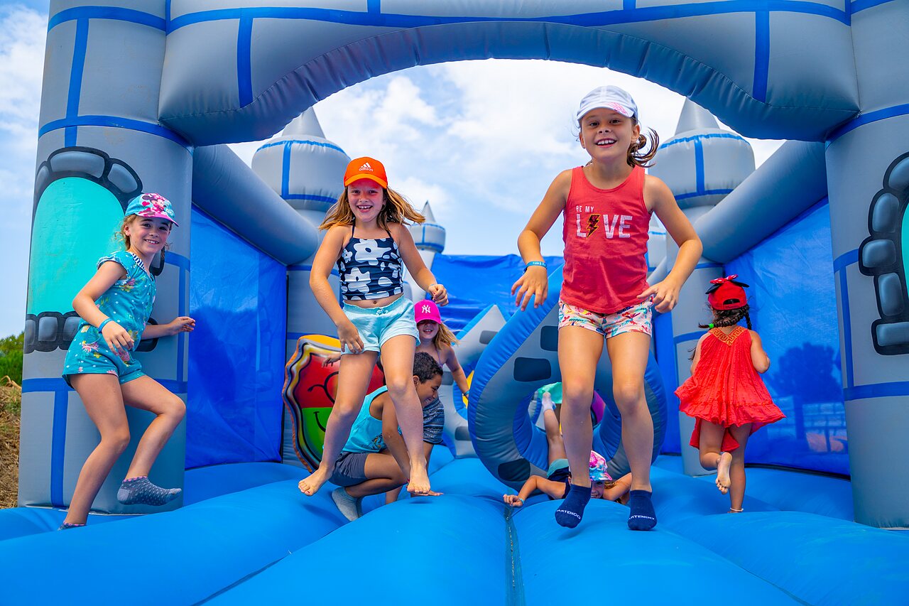 Ch�teau gonflable et enfants joyeux jouant au camping CAPFUN Flots Bleus � VIAS PLAGE (34).