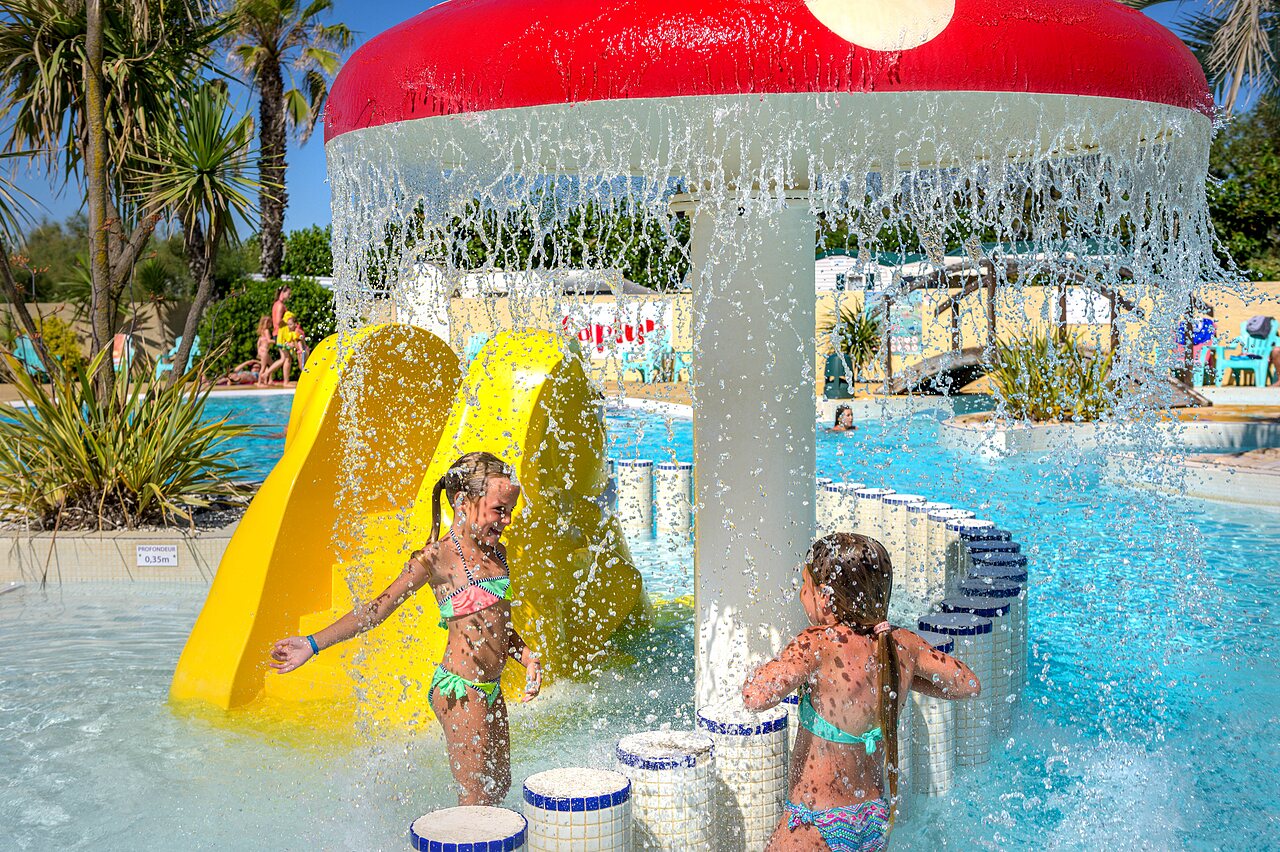 Aire de jeux aquatique pour enfants au camping CAPFUN Flots Bleus � VIAS PLAGE.