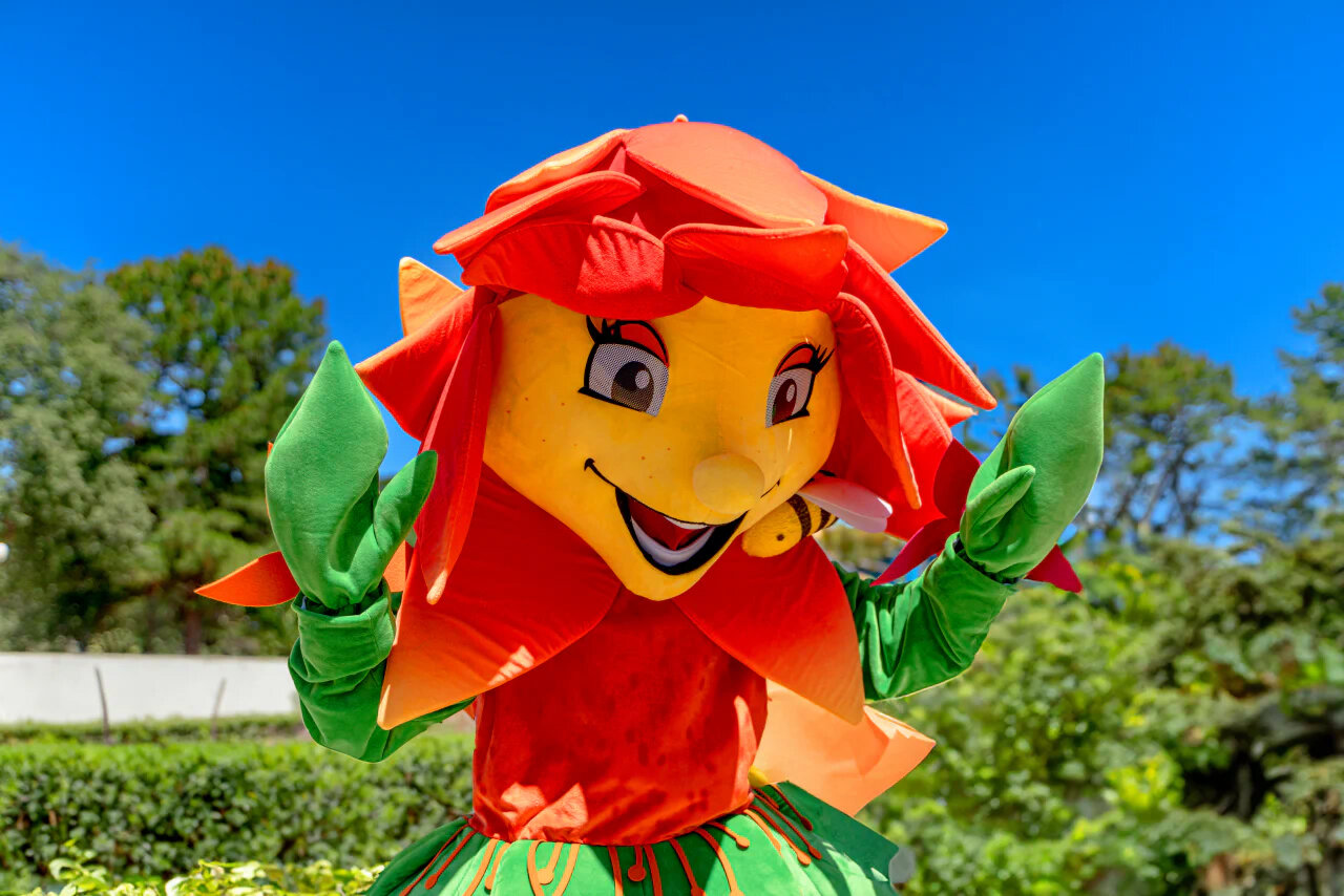 Smiling flower mascot for entertainment at CLICOCHIC La For�t d'Azal�e campsite.