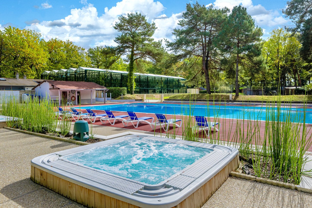 Jacuzzi, outdoor swimming pool, sun loungers at CLICOCHIC La For�t d'Azal�e campsite in Saint-Ch�ron (91).