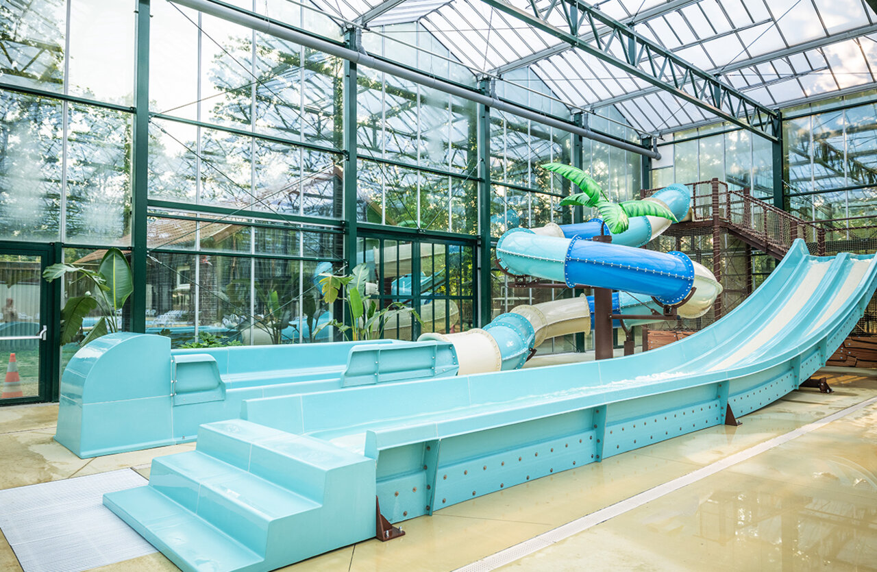 Water slides at CLICOCHIC La For�t d'Azal�e campsite in Saint-Ch�ron (91).