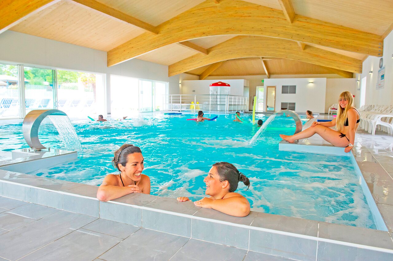 Piscine int�rieure chauff�e avec jets d'eau et baigneurs au camping CAPFUN Forges � Avrille (85).