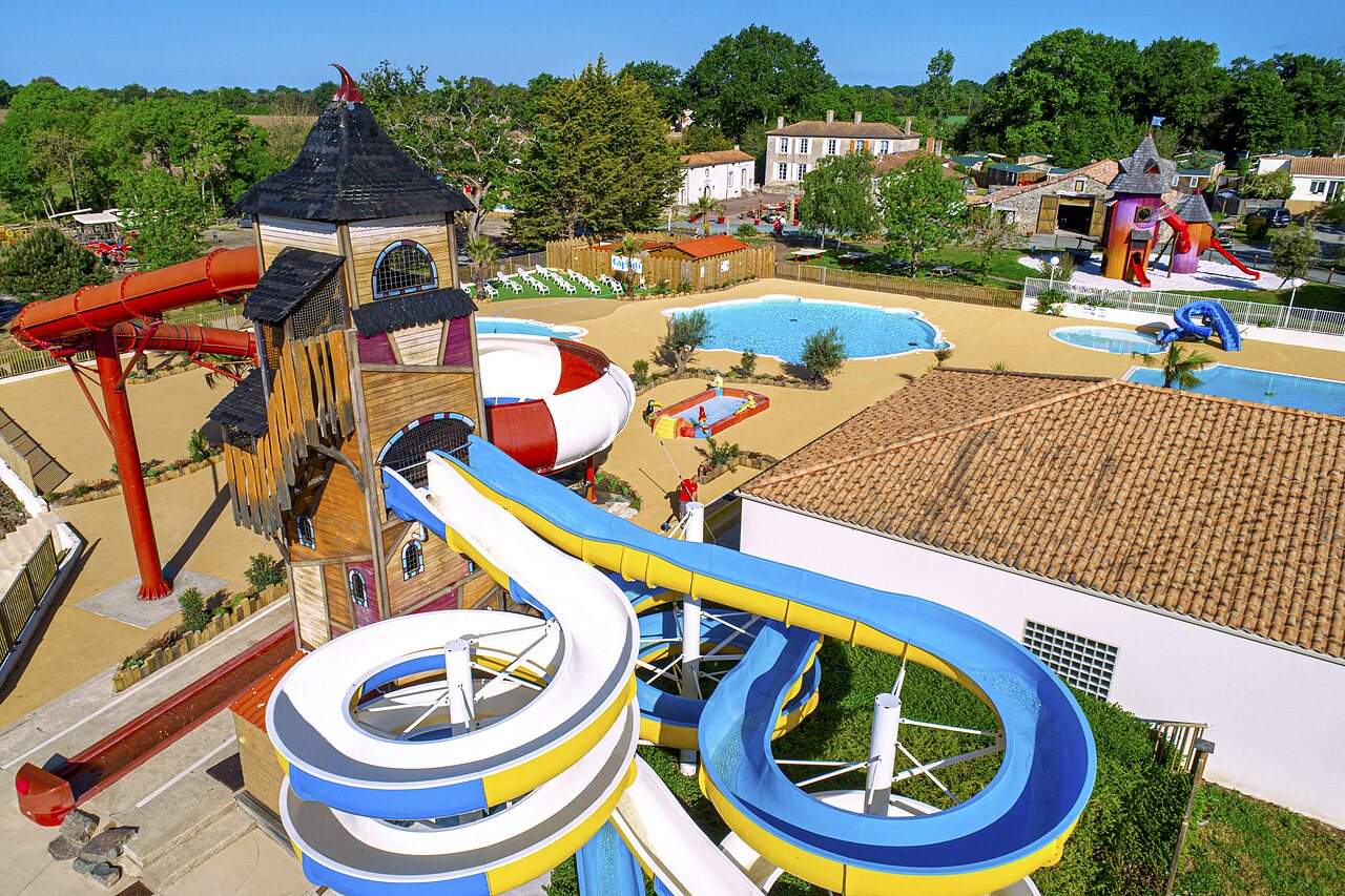 Toboggans aquatiques g�ants et piscines ext�rieures au camping CAPFUN Forges � Avrille (85).