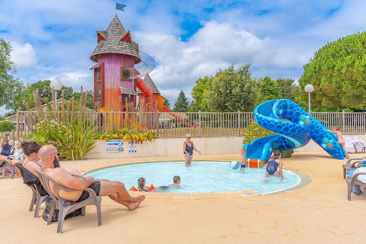Piscine enfants, toboggans color�s et jeux aquatiques au camping CAPFUN Forges � Avrille (85).
