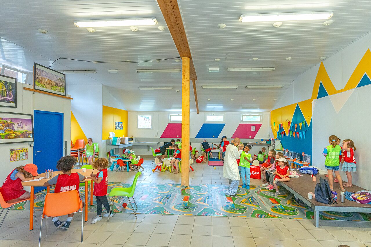 Club enfants anim� avec activit�s et jeux au camping CAPFUN Forges � Avrille (85).