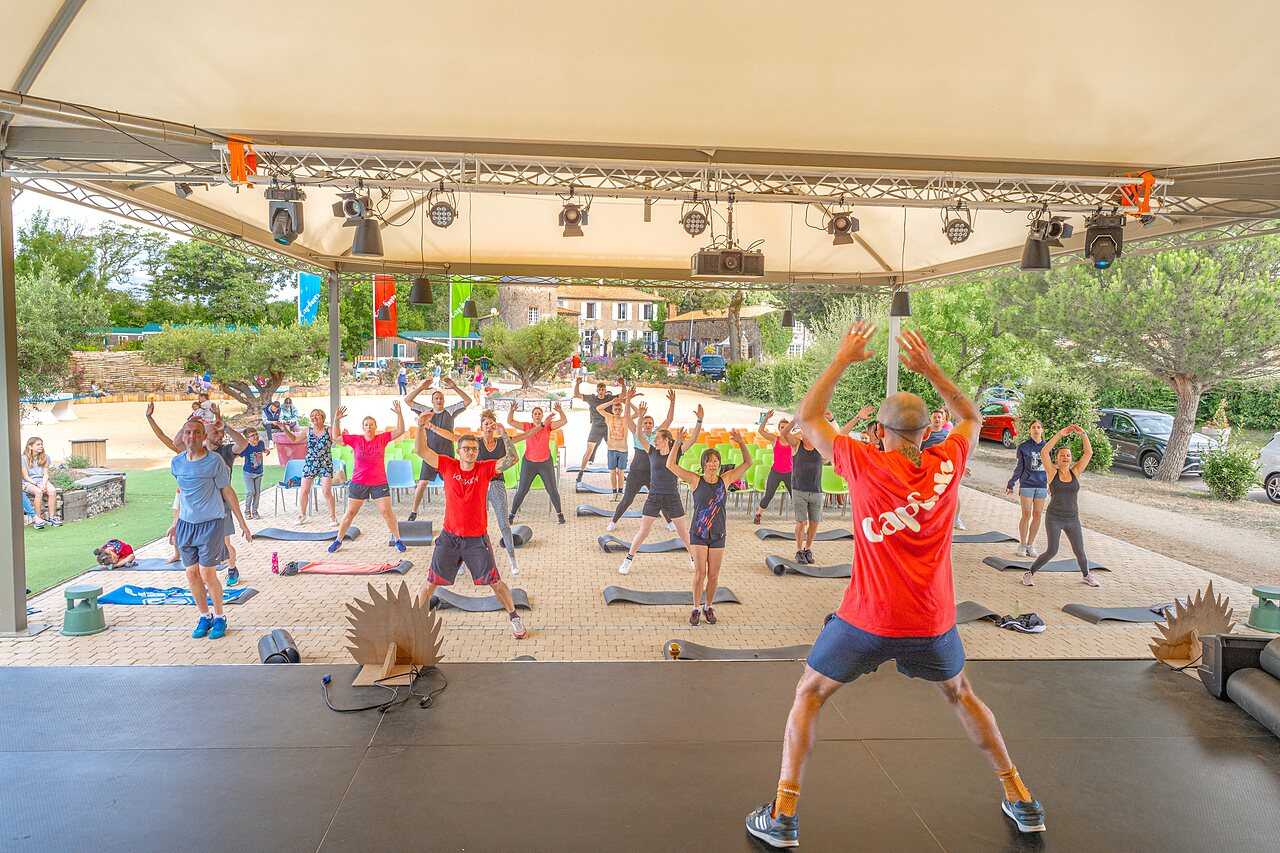 Cours de fitness en groupe avec animateur au camping CAPFUN Forges � Avrille (85).