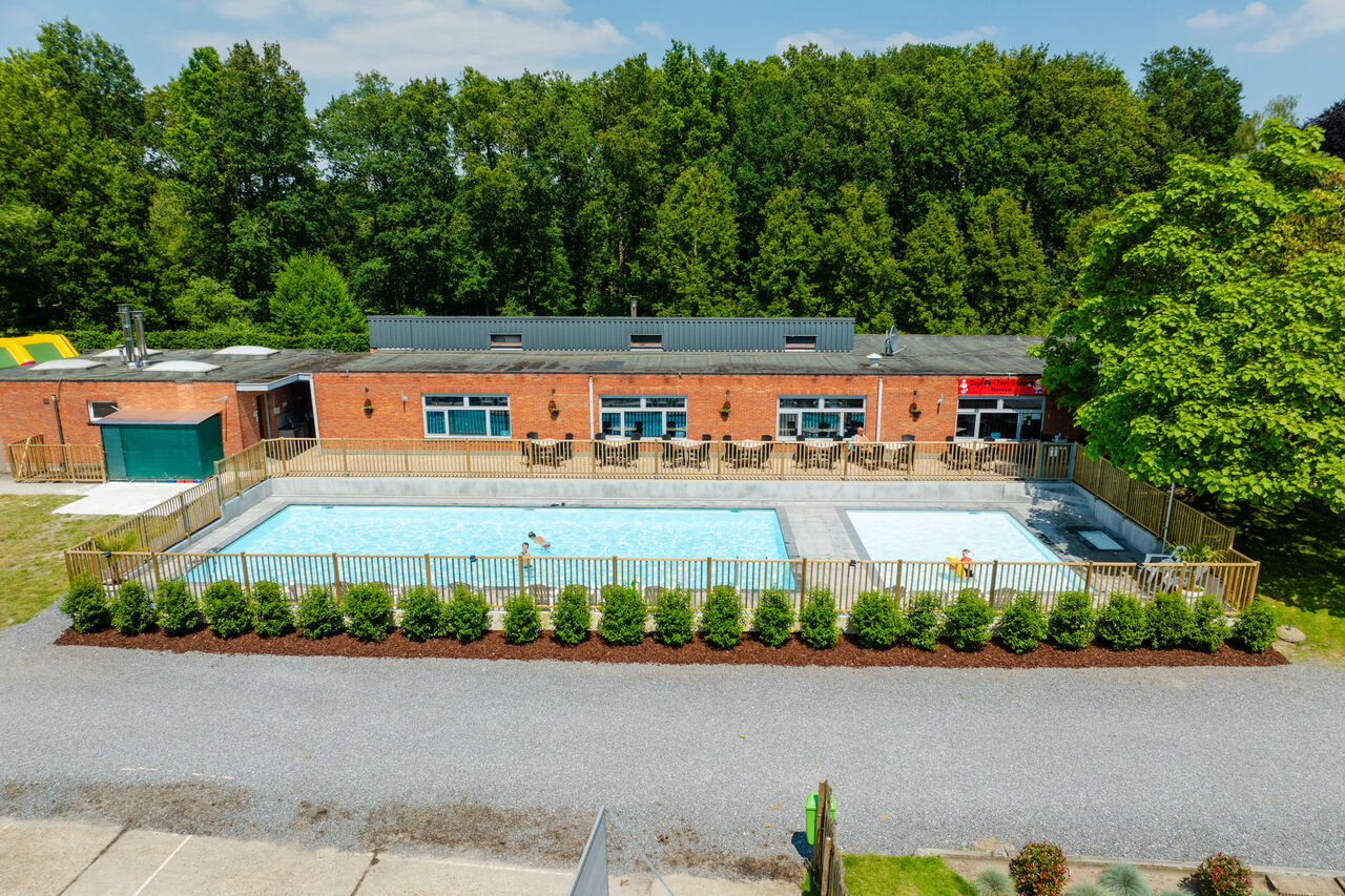 Piscine ext�rieure, bassin enfants, terrasse restaurant au CAPFUN Fort Bedmar, Sint-Gillis-Waas.