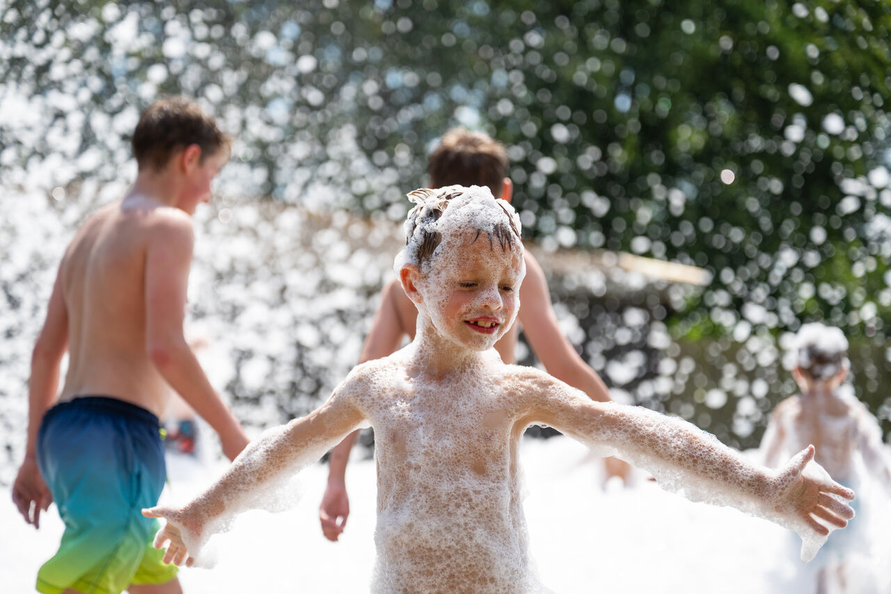 Enfants joyeux jouant dans une f�te de la mousse au camping CAPFUN Fort Bedmar � Sint-Gillis-Waas.