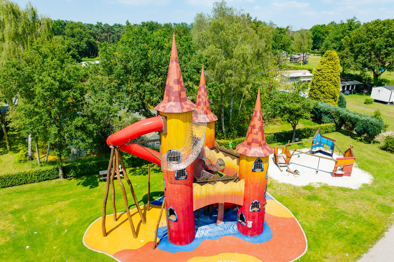 Aire de jeux ch�teau, toboggans, filets au camping CAPFUN Fort Bedmar � Sint-Gillis-Waas