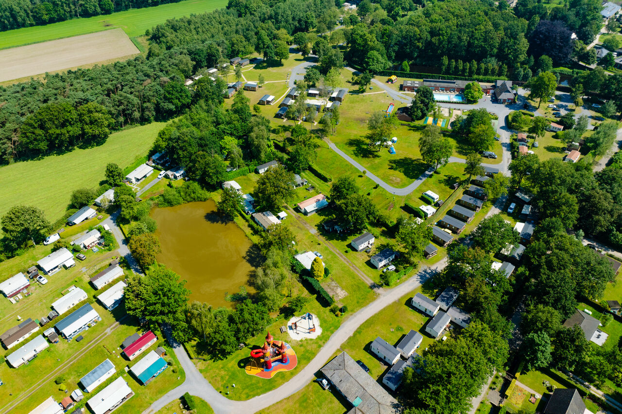 Camping CAPFUN Fort Bedmar : vue a�rienne, mobile homes, piscine et nature.