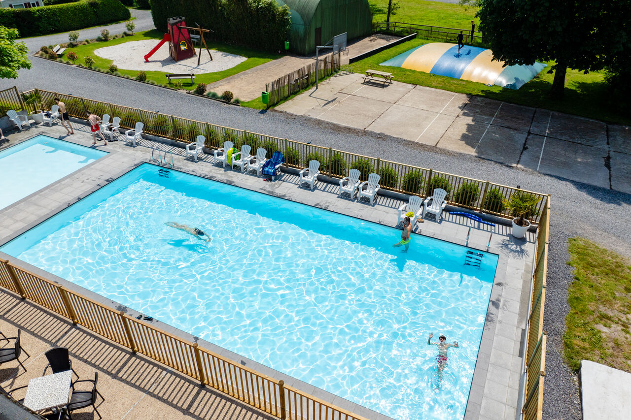 Piscine ext�rieure, aire de jeux et ch�teau gonflable au camping CAPFUN Fort Bedmar.