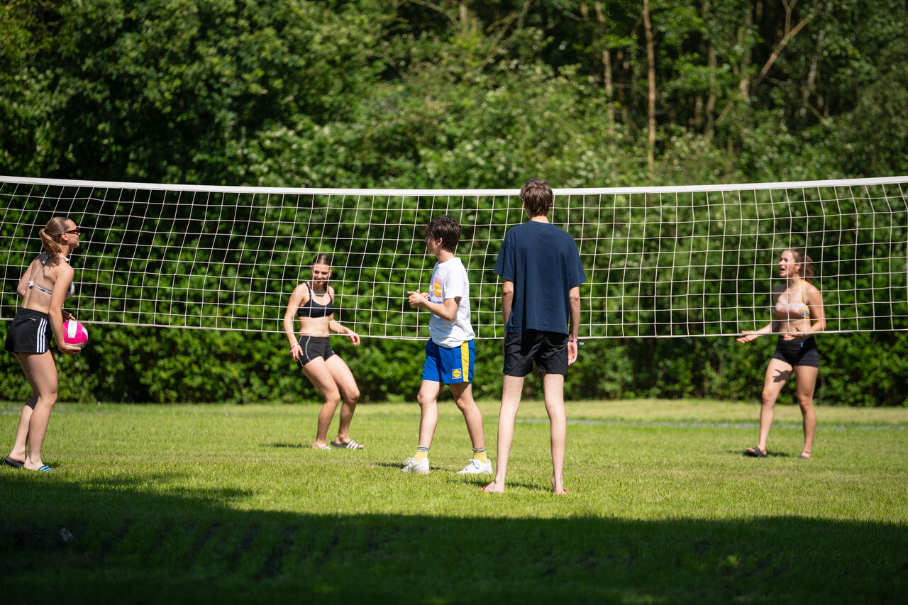 Jeunes jouant au volleyball sur terrain ext�rieur au camping CAPFUN Fort Bedmar � Sint-Gillis-Waas.