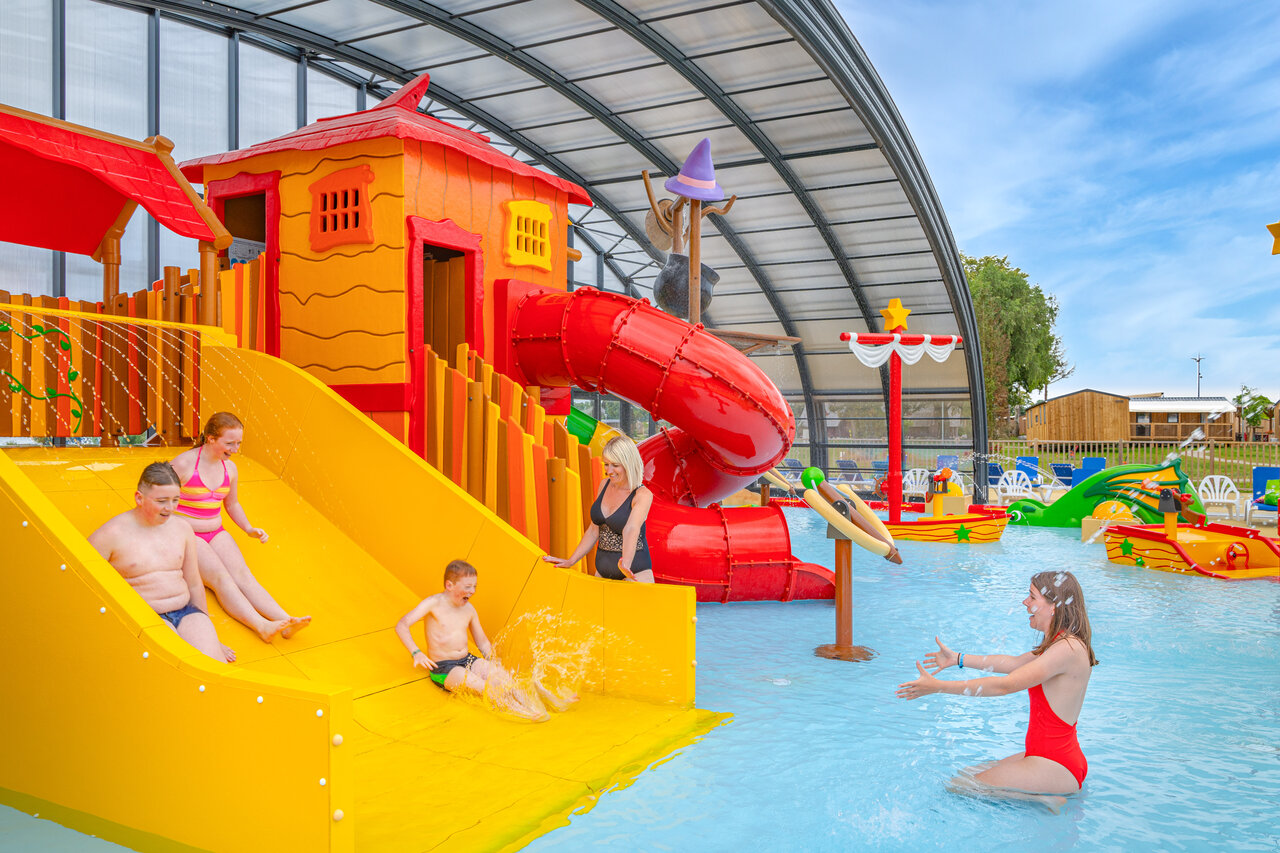 Toboggans aquatiques et jeux d'eau pour enfants au camping CAPFUN Fort Falabraque � Seltz (67).
