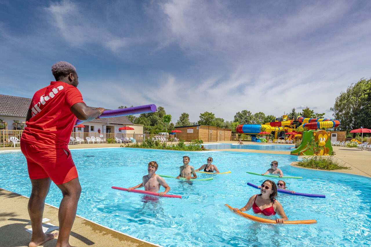 Aquagym en piscine ext�rieure au camping CAPFUN Fort Falabraque � Seltz (67).