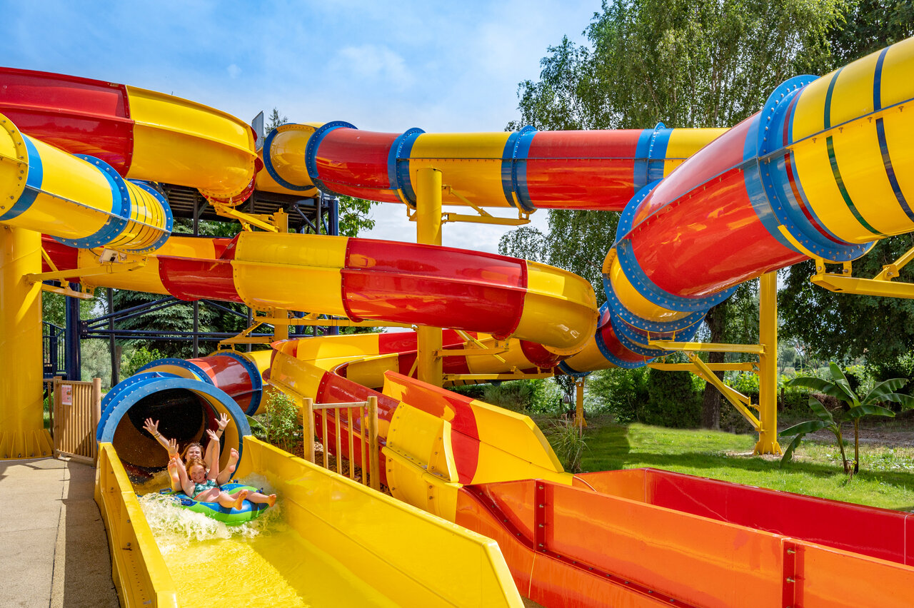 Toboggan aquatique g�ant, sensations fortes au camping CAPFUN Fort Falabraque � Seltz (67).