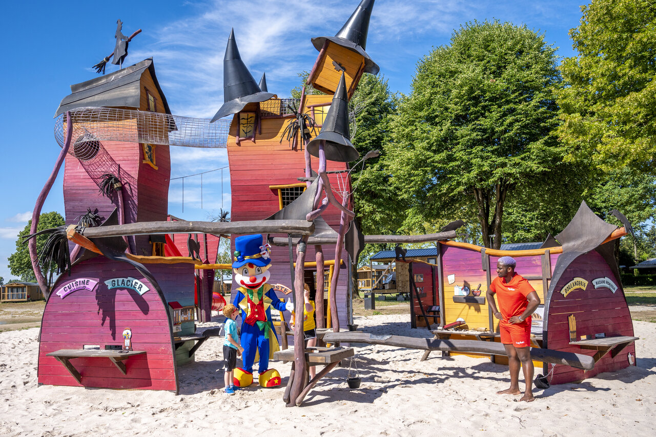 Aire de jeux th�matique avec mascotte et animateur au camping CAPFUN Fort Falabraque � Seltz (67).