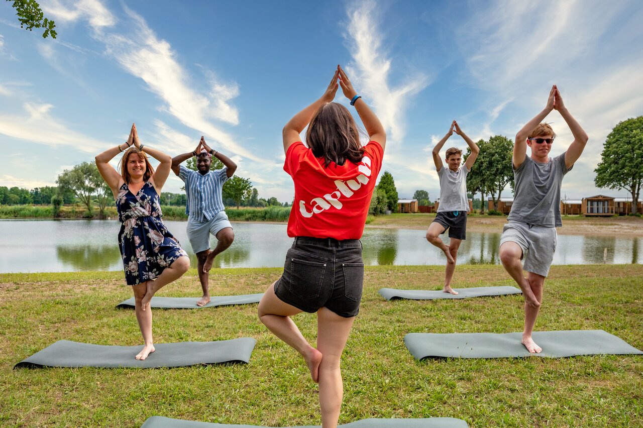 S�ance de yoga en plein air pour vacanciers au CAPFUN Fort Falabraque � Seltz (67).