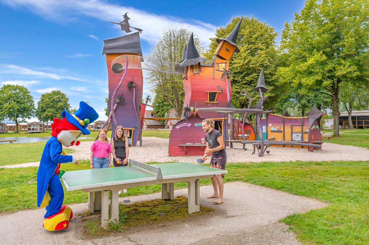 Aire de jeux th�matique, ping-pong et mascotte au camping CAPFUN Fort Falabraque � Seltz (67).