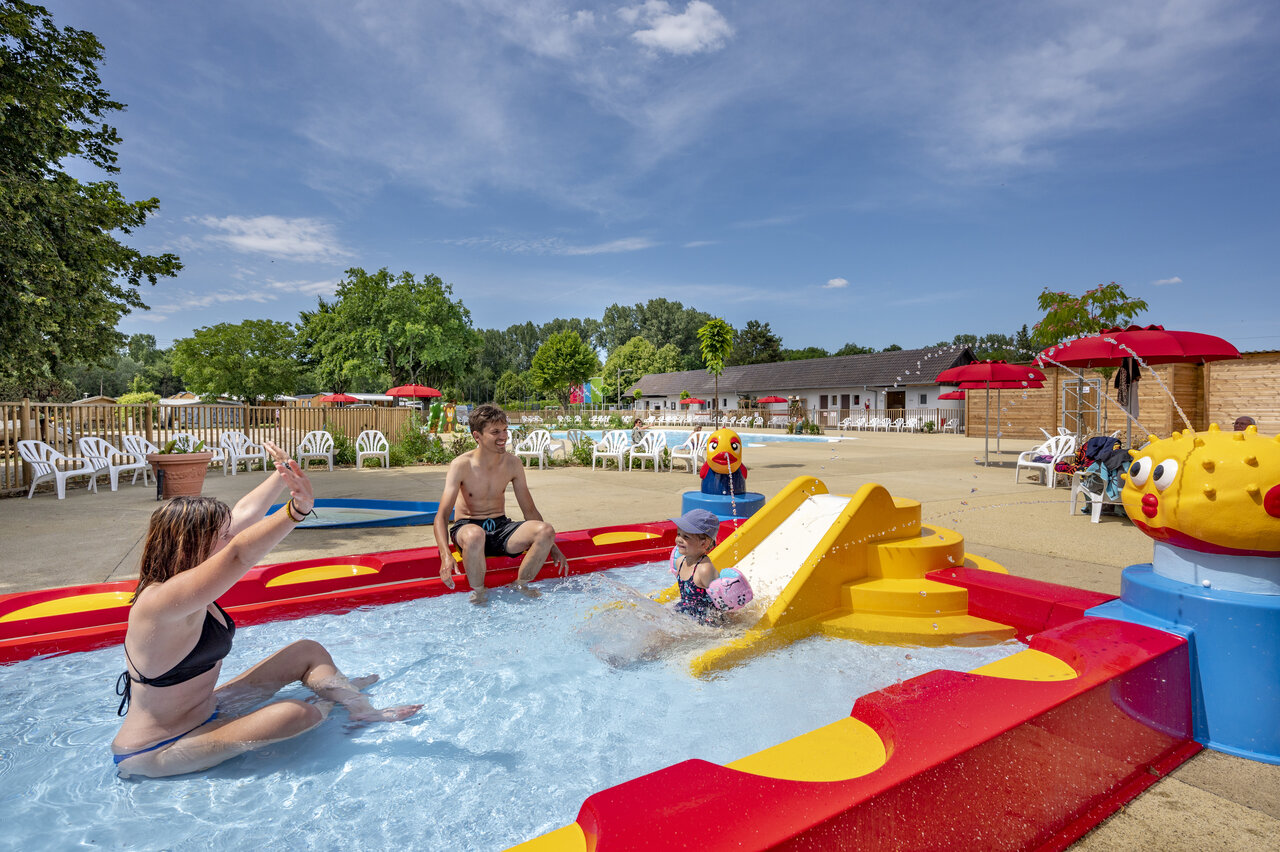 Aire de jeux aquatique, toboggan et famille au camping CAPFUN Fort Falabraque � Seltz.