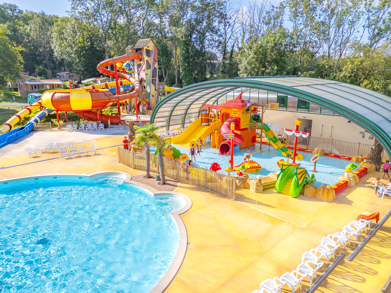 Swimming pool, slides and splash pad at CAPFUN Fredland campsite in Tournan en Brie (77).