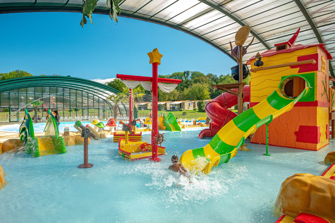 Slides and water games at CAPFUN Fredland campsite in Tournan en Brie.