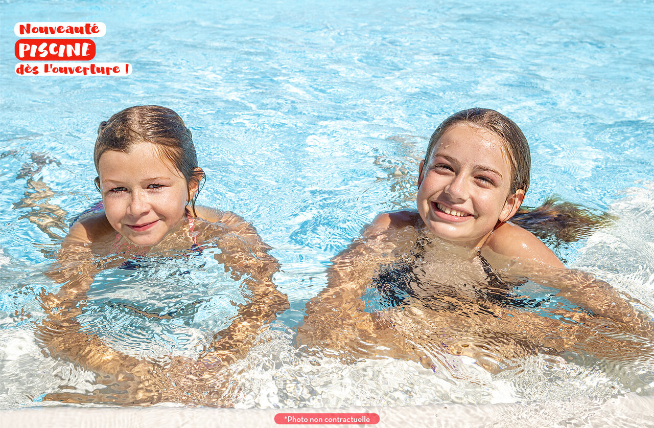 Deux jeunes filles souriantes dans la nouvelle piscine au camping CAPFUN Le Fr�jus � Fr�jus (83).
