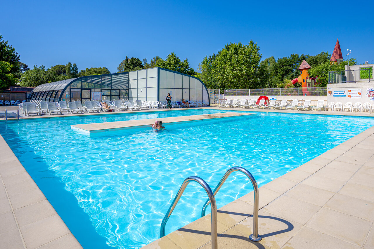 Piscine ext�rieure, couverte et aire de jeux au camping CAPFUN Le Fr�jus.