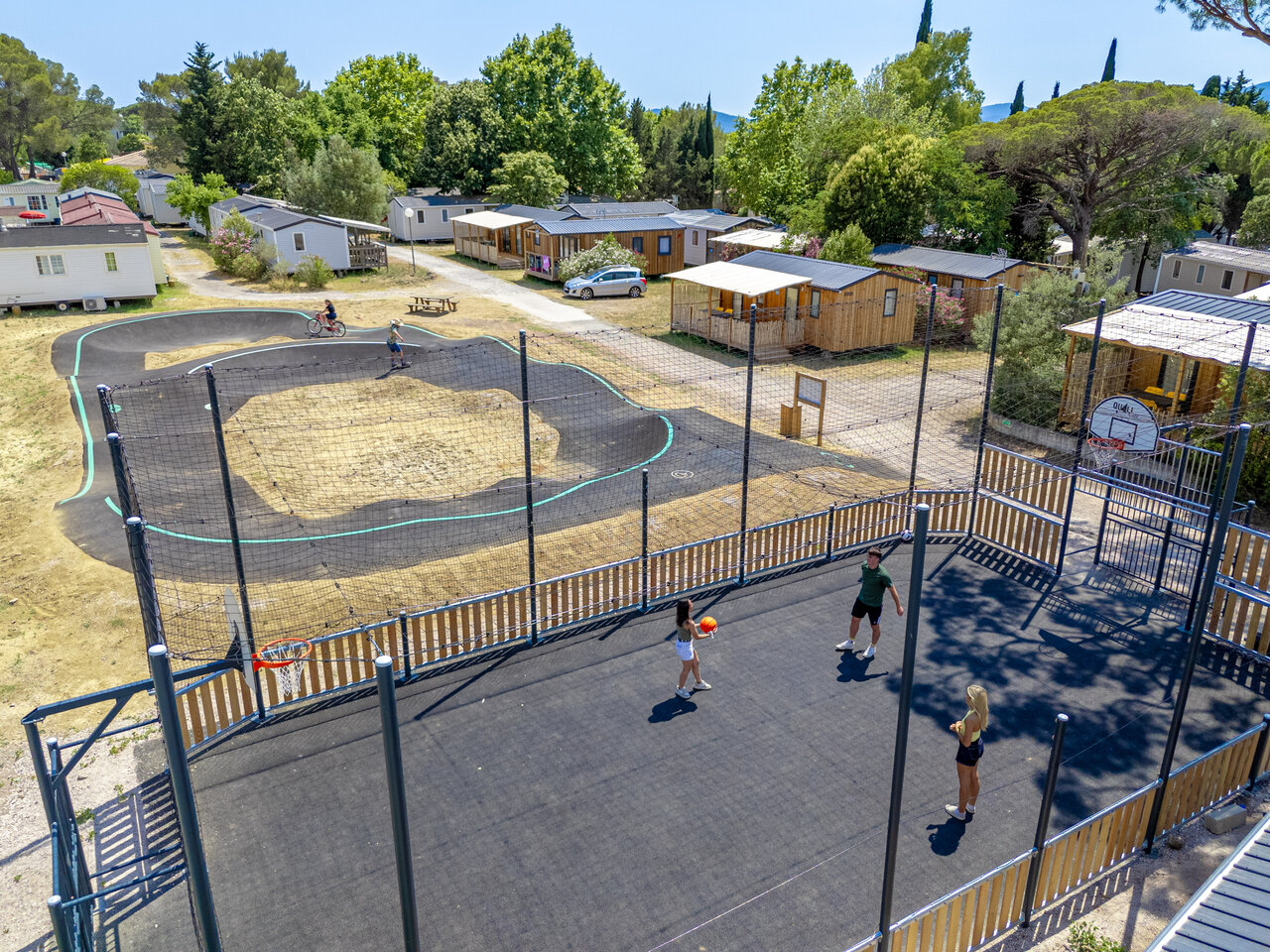 Terrain multisport et pump track pour v�los au camping CAPFUN Le Fr�jus � Fr�jus (83).