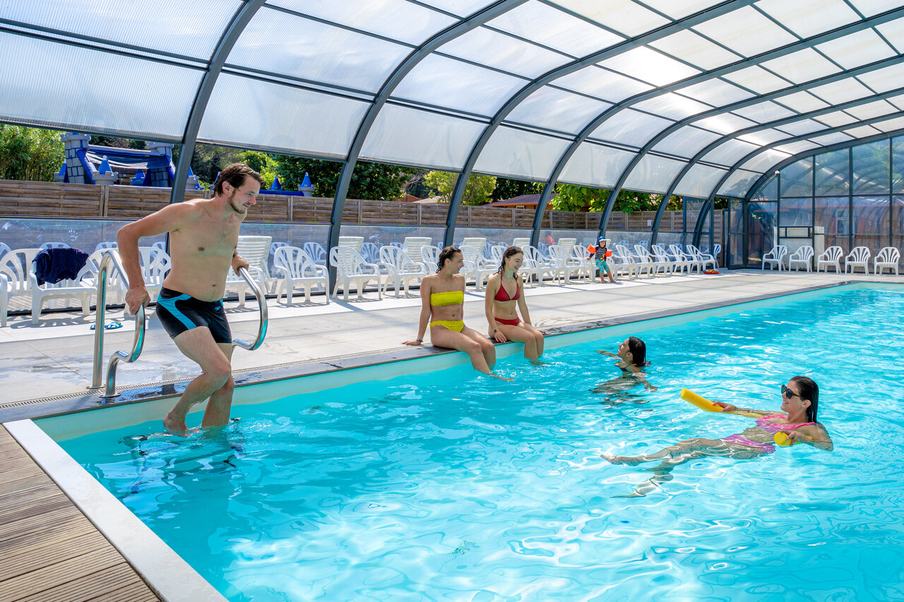 Piscine couverte, baigneurs et transats au CAPFUN Le Fr�jus, Fr�jus (83).