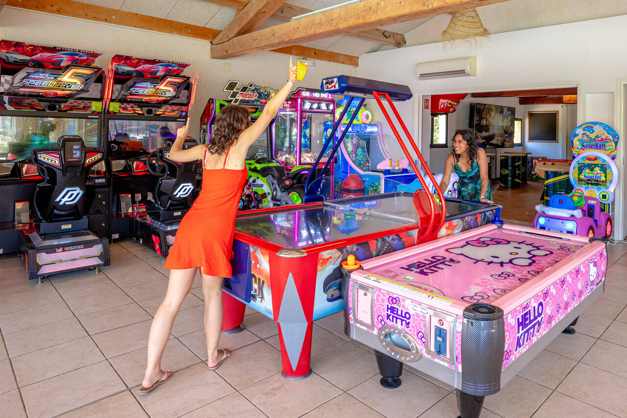 Jeux d'arcade, air hockey, simulateurs de course au camping CAPFUN Le Fr�jus (83).