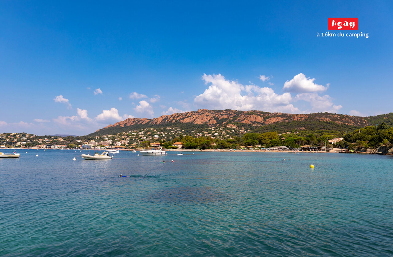 Plage d'Agay avec bateaux et montagnes de l'Est�rel, pr�s de Fr�jus (83).